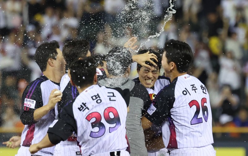 8일 오후 서울 송파구 잠실야구장에서 열린 프로야구 '2025 신한 SOL뱅크 KBO 리그' 한화 이글스와 LG 트윈스의 경기에서 10회말 LG 공격 끝내기 안타를 친 천성호가 동료들과 기쁨을 나누고 있다. 2025.8.8/뉴스1 ⓒ News1 김명섭 기자