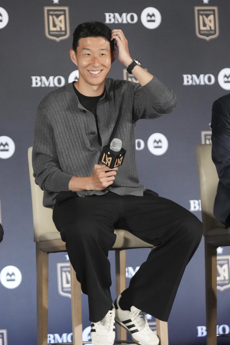 [로스앤젤레스=AP/뉴시스] 손흥민이 6일(현지 시간) 미 캘리포니아주 로스앤젤레스(LA)의 BMO 스타디움에서 미국프로축구(MLS) LA FC 입단 기자회견을 하고 있다. 2025.08.07.