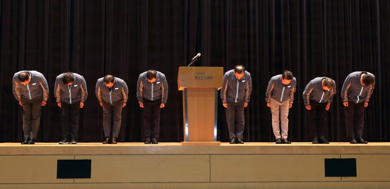 [인천=뉴시스] 전진환 기자 = 정희민 포스코이앤씨 대표이사 사장이 29일 오후 인천 연수구 포스코이앤씨 인천 송도사옥에서 지난 28일 경남 함양~창녕 고속도로 현장에서 발생한 중대재해와 관련해 임원진과 고개숙여 사과하고 있다. 포스코이앤씨가 시공하는 경남 함양-울산고속도로 의령나들목 공사 현장에서 지난 28일 사면 보강 작업을 하던 60대 노동자가 천공기(지반을 뚫는 건설기계)에 끼여 사망하는 사고가 발생했다. 2025.07.29 amin2@newsis.com