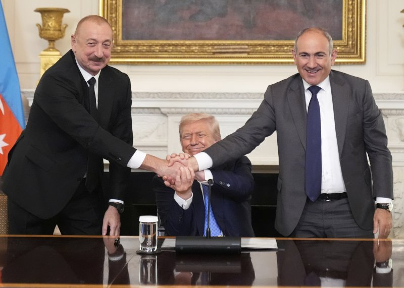 [워싱턴=AP/뉴시스]도널드 트럼프 미국 대통령이 8일(현지 시간) 백악관 만찬장에서 일함 알리예프 아제르바이잔 대통령, 니콜 파시냔 아르메니아 총리와 평화협정 서명식을 열고 악수 세레모니를 하고 있다. 2025.08.09.