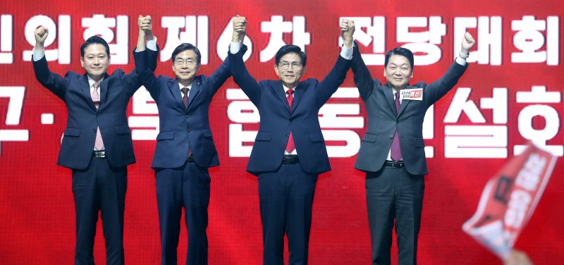 국민의힘 당 대표 본경선에 진출한 장동혁·조경태·김문수·안철수 후보(왼쪽부터)가 8일 오후 대구 북구 엑스코(EXCO)에서 열린 국민의힘 제6차 전당대회 대구·경북 합동연설회에서 인사하고 있다. 2025.8.8/뉴스1 ⓒ News1 공정식 기자