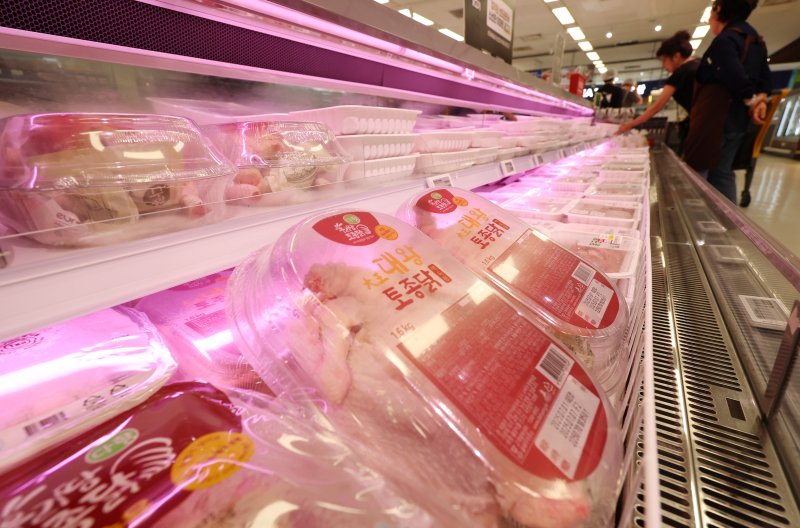 [서울=뉴시스] 이영환 기자 = 초복이 보름 가량 앞으로 다가오면서 육계 가격이 작년보다 30% 가까이 상승할 것으로 전망된 3일 서울 시내의 한 대형마트에 닭고기가 진열되어 있다. 2025.07.03. 20hwan@newsis.com