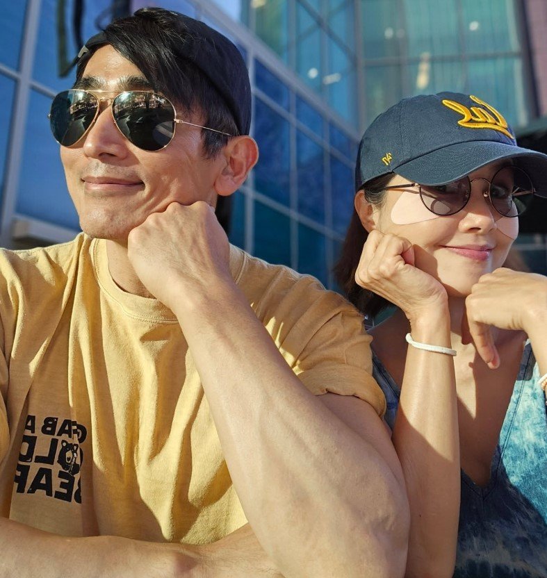 [서울=뉴시스] 차인표(왼쪽), 신애라. (사진=차인표 인스타그램 캡처) 2025.04.24. photo@newsis.com *재판매 및 DB 금지