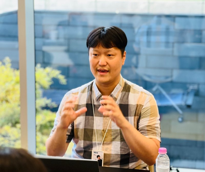 [서울=뉴시스] 김건수 엔씨 AI 에이전틱AI 랩 실장은 7일 경기 성남시 엔씨 사옥에서 뉴시스와 만나 질문에 답하고 있다. (사진=엔씨 AI 제공)