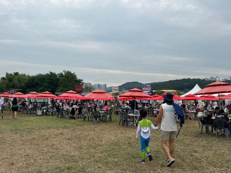 9일 오후 1시 30분쯤 찾은 '2025년 제6회 송도해변축제'가 물놀이를 즐기는 아이들로 북적이고 있다.2025.8.9/뉴스1 ⓒ News1 박소영 기자