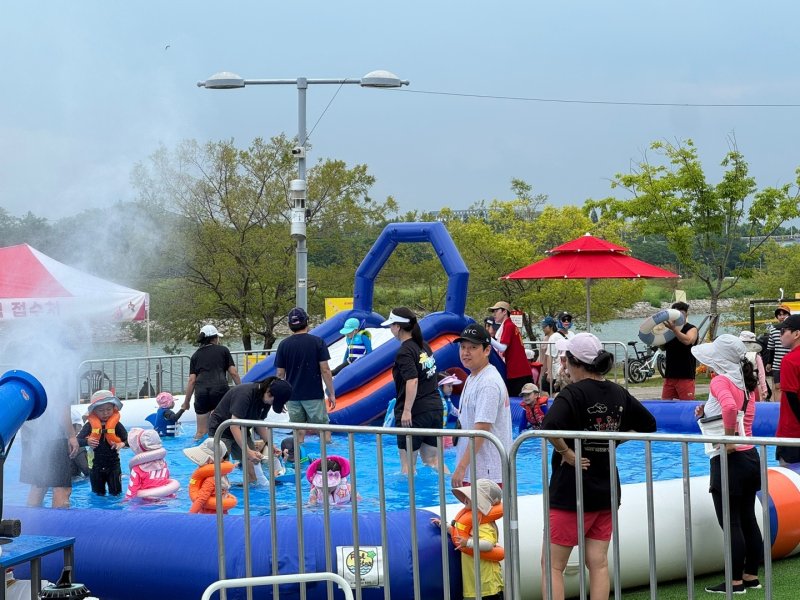 9일 오후 1시 30분쯤 찾은 '2025년 제6회 송도해변축제'가 물놀이를 즐기는 아이들로 북적이고 있다.2025.8.9/뉴스1 ⓒ News1 박소영 기자