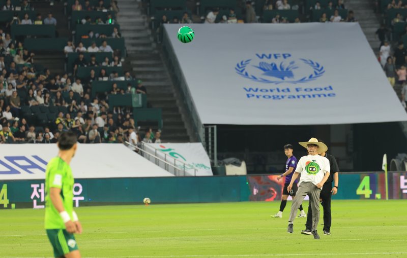 [고창=뉴시스] 지난 8일 전주월드컵경기장에서 열린 전북현대의 홈경기 고창특산물 홍보행사차 방문한 심덕섭 고창군수가 경기 전 고창수박을 상징하는 수박모양의 공을 시축하고 있다.(사진=고창군청 제공) 2025.08.09. photo@newsis.com *재판매 및 DB 금지