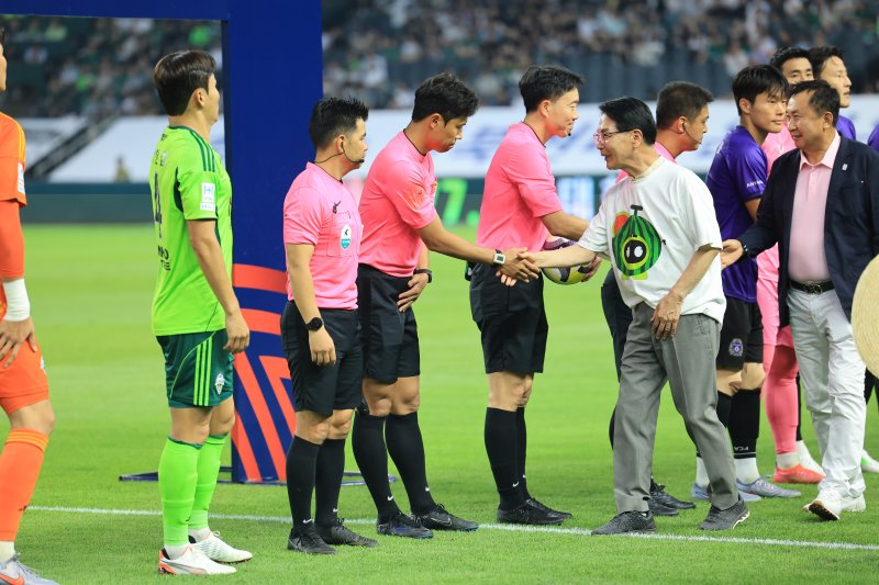 [고창=뉴시스] 지난 8일 전주월드컵경기장에서 열린 전북현대의 홈경기 전 고창특산물 홍보행사차 방문한 심덕섭 고창군수가 심판진 및 선수단과 악수를 나누고 있다. (사진=고창군청 제공) 2025.08.09. photo@newsis.com *재판매 및 DB 금지