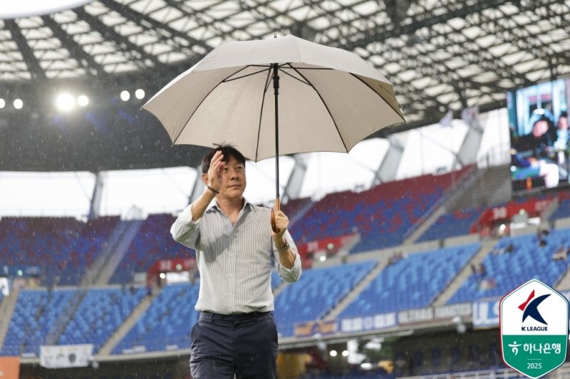 울산 HD 신태용 감독이 데뷔전을 앞두고 경기장을 둘러보고 있다. (한국프로축구연맹 제공)