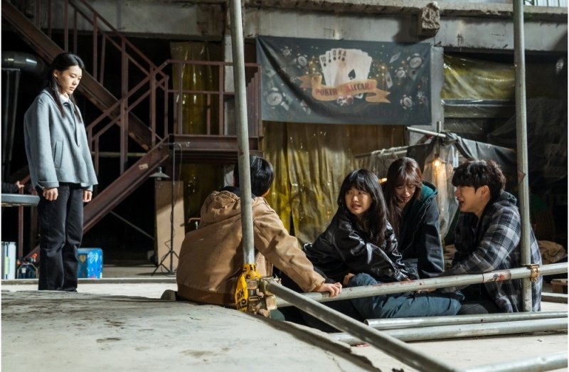 '아이쇼핑' 덱스, 아지트에 불…창고 갇힌 아이들 운명은