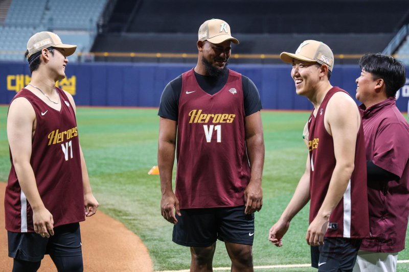 [서울=뉴시스] 프로야구 키움 히어로즈 C.C 메르세데스(가운데)가 1일 고척스카이돔에서 동료들과 대화를 나누고 있다. (사진=키움 히어로즈 제공) 2025.08.01. *재판매 및 DB 금지