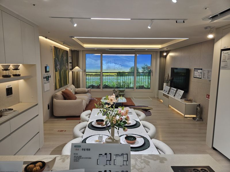 84A타입 주방에서 바라본 거실. 사진=최가영 기자