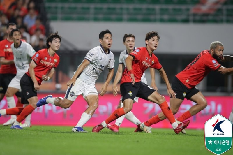 강원과 김천의 경기 모습 (출처=연합뉴스)