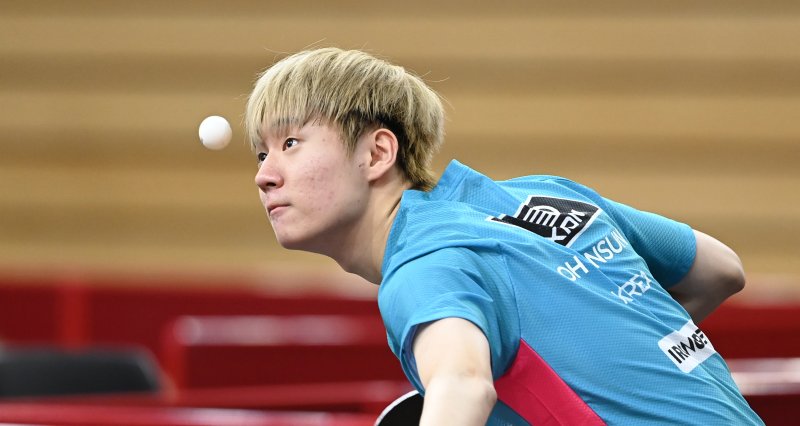 [도하(카타르)=뉴시스] 사진공동취재단 =오준성이 17일 (현지 시간) 카타르 도하 카타르대학교 스포츠 콤플렉스에서 열린 2025 세계탁구선수권대회 개인단식 128강에서 에피오피아 DARARA DUFERA와 경기를 펼치고 있다. 2025.05.18. photo@newsis.com