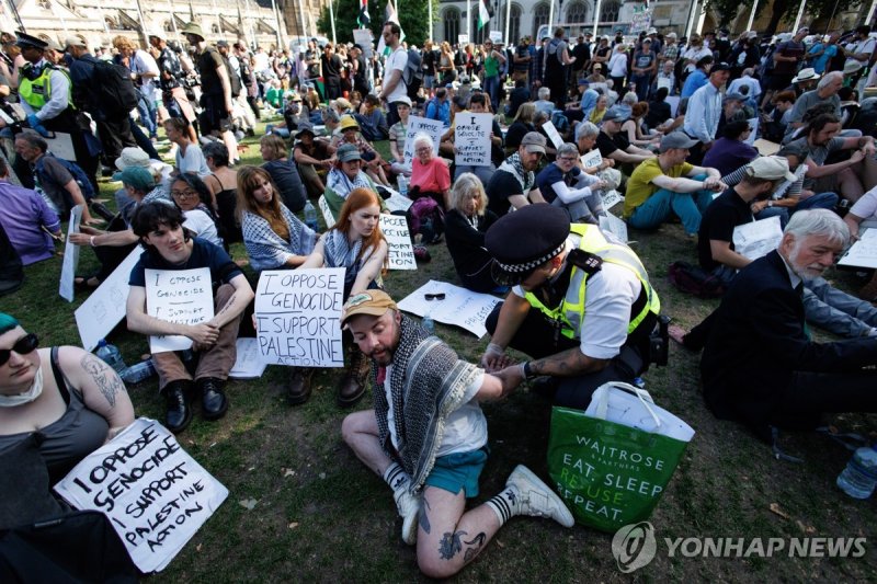 체포되는 시위자 (출처=연합뉴스)