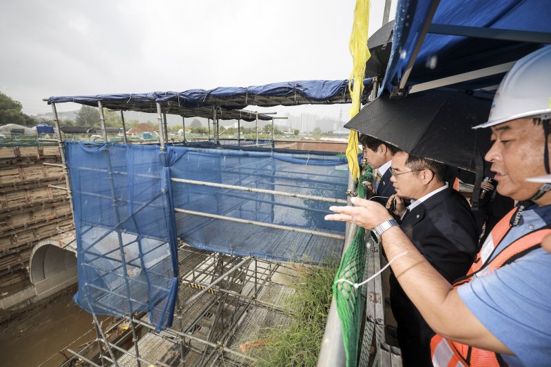 [광명=뉴시스] 정병혁 기자 = 민병덕 더불어민주당 을지로위원회 위원장을 비롯한 소속 의원들이 지난 6일 경기 광명시 포스코이앤씨 광명 고속도로 공사 사고현장을 찾아 현장을 살펴보는 모습. 2025.08.10. jhope@newsis.com