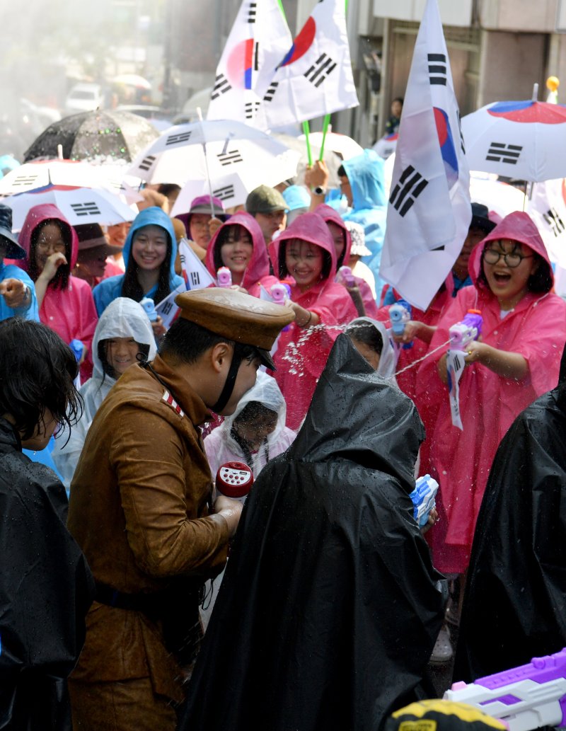 [광주=뉴시스] 변재훈 기자 = 79주년 바카라사이트 온카판절인 15일 오전 광주 광산구 월곡동 고려인마을 일대에서 홍범도 장군이 승전으로 이끌었던 항일 무장독립투쟁 봉오동 전투를 재현하는 행사가 펼쳐지고 있다. 2024.08.15. wisdom21@newsis.com