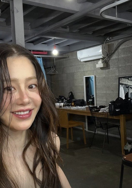 54세 고현정, 민소매로 도발적 섹시미…웃음기 싹 지우고 시크