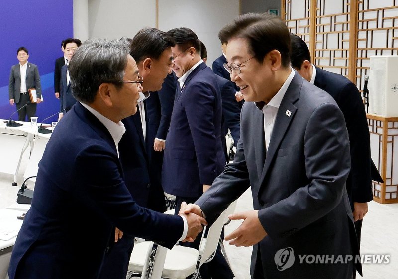 이재명 대통령, 강기정 광주광역시장과 인사 (출처=연합뉴스)