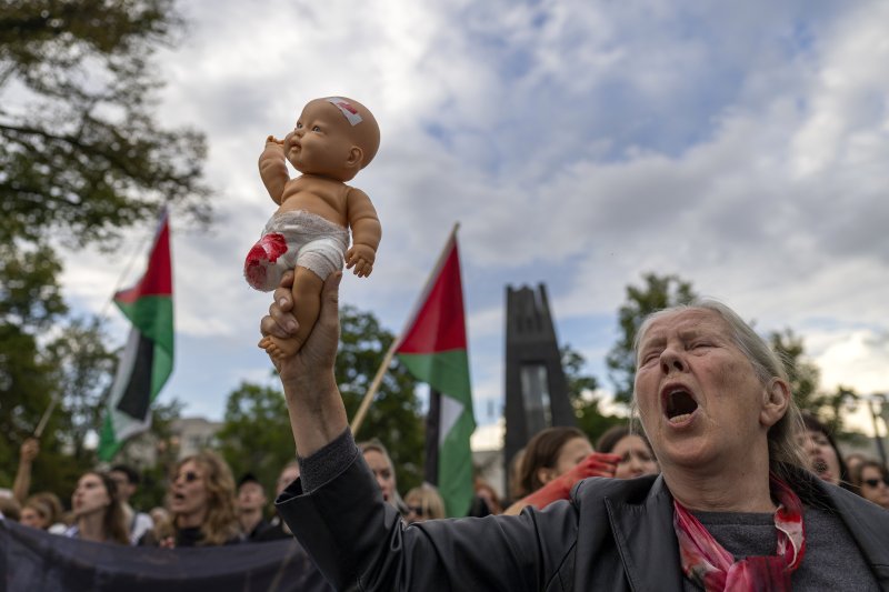 4일(현지시간) 리투아니아 빌뉴스에서 친팔레스타인 시위대가 가자지구 전쟁과 이스라엘의 식량 배급 제한조치에 항의하는 시위를 벌이고 있다.AP뉴시스