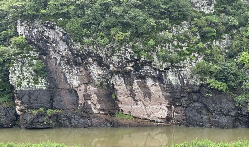 침수되기 전 반구대 암각화. 지난 7월 18일 사연댐 수위 51.6m. fn사진DB