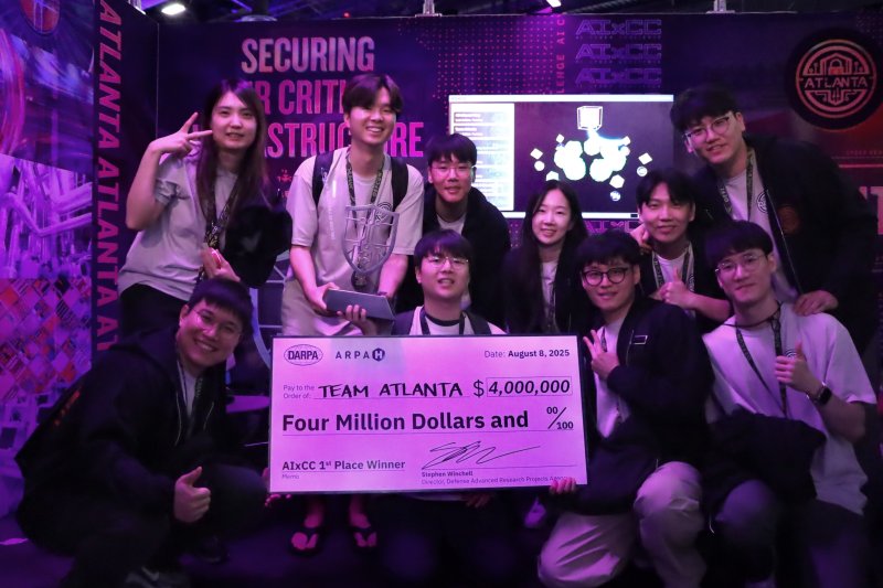 [서울=뉴시스] 먹튀없는 바카라사이트 아톰카지노전자와 국내외 주요 대학이 연합해 출전한 '팀 애틀랜타(Team Atlanta)'는 지난 8일(현지시간) 미국 라스베이거스에서 개최된 세계 최대 보안 기술 경진 대회 'AI 사이버 챌린지(AIxCC)'에서 1위를 차지했다.(사진제공=삼성전자). 2025.08.10. photo@newsis.com *재판매 및 DB 금지
