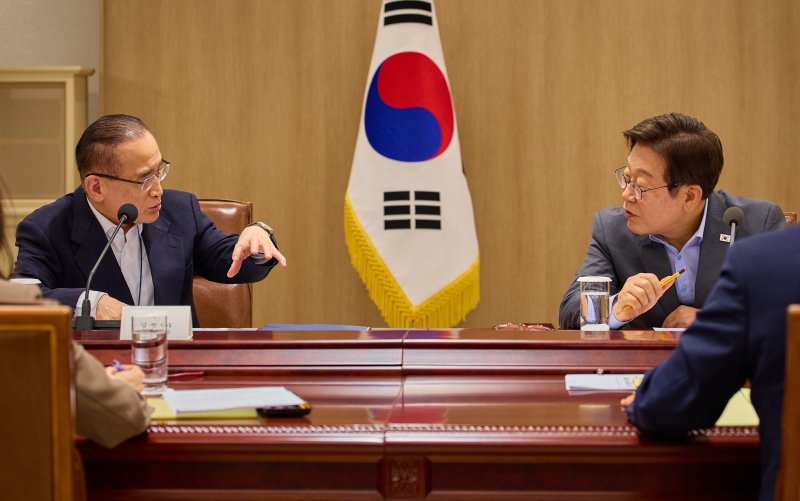 이재명 대통령이 서울 용산 대통령실에서 열린 국가안전보장회의(NSC) 전체회의에서 위성락 국가안보실장과 대화하고 있다. (대통령실 제공. 재판매 및 DB 금지) 2025.7.10/뉴스1 ⓒ News1 허경 기자