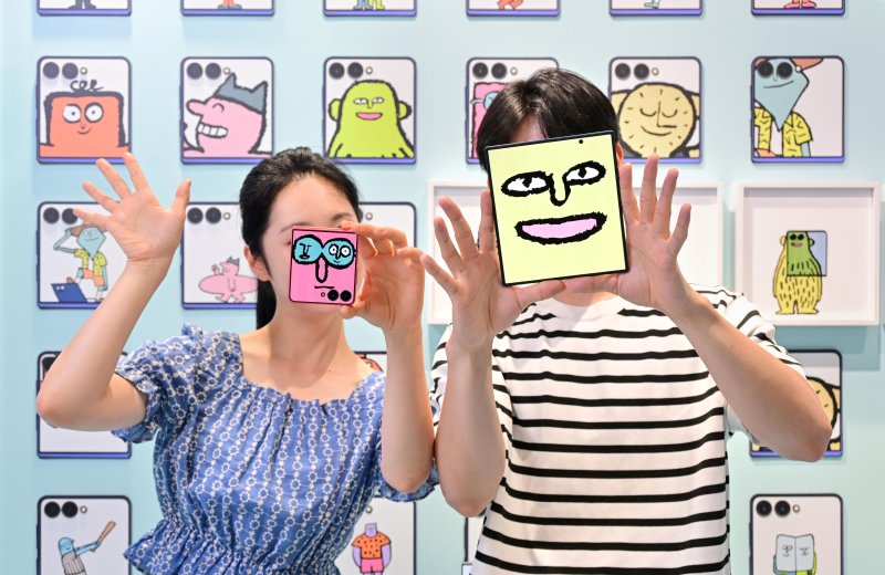 서울 코엑스 '더 갤럭시 언폴더스' 체험존 방문객들이 '갤럭시 Z 폴드7'의 대화면과 '갤럭시 Z 플립7'의 커버 디스플레이를 활용해 '뉴페이스 셀피'를 촬영하고 있다. 삼성전자 제공