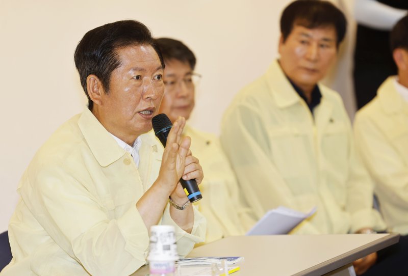 정청래 더불어민주당 대표와 지도부가 8일 전남 무안군 승달문화예술회관에 마련된 사설 바카라피해주민 임시대피소를 찾아 피해주민들과 간담회를 갖고 있다. 2025.8.8/사설 바카라1 ⓒ News1 김태성 기자