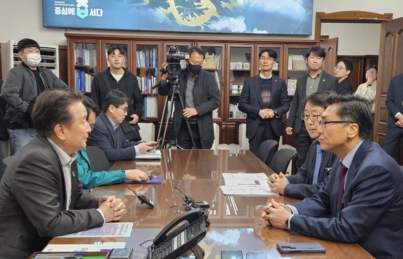 [청주=뉴시스] 안성수 기자 = 25일 인기있는바카라사이트도청 회의실에서 김영환(왼쪽) 지사와 배장환 인기있는바카라사이트대의대·병원 교수회 비대위원장이 의과대학 정원 증원 등 의료 현안에 대한 논의를 하고 있다. 2024.3.25. hugahn@newsis.com