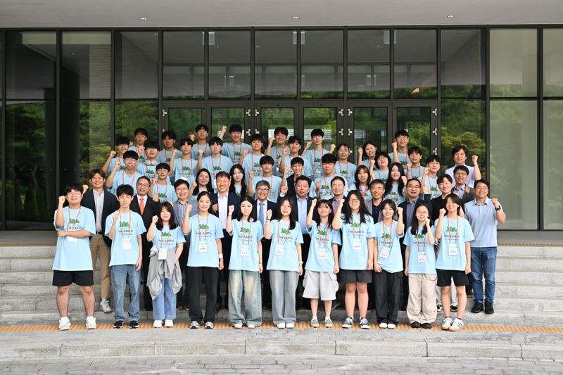 제14회 한화사이언스챌린지 참석자들이 지난 6∼8일 충북 충주 한화손해보험 라이프캠퍼스에서 진행된 '한화사이언스챌린지 2025' 본선 대화와 시상식을 마무리한 뒤 기념촬영을 하고 있다. 한화그룹 제공