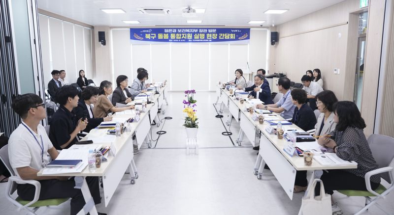 광주광역시가 민선 8기 출범 이후 전국 최초로 시행한 '광주다움 통합돌봄' 등 혁신적 정책들이 전국 각 지자체의 벤치마킹 대상이 되며 주목받고 있는 가운데 정은경 보건복지부 장관이 지난 6일 광주를 찾아 '광주다움 통합돌봄' 현장을 살펴보며 간담회를 갖고 있다. 광주광역시 제공