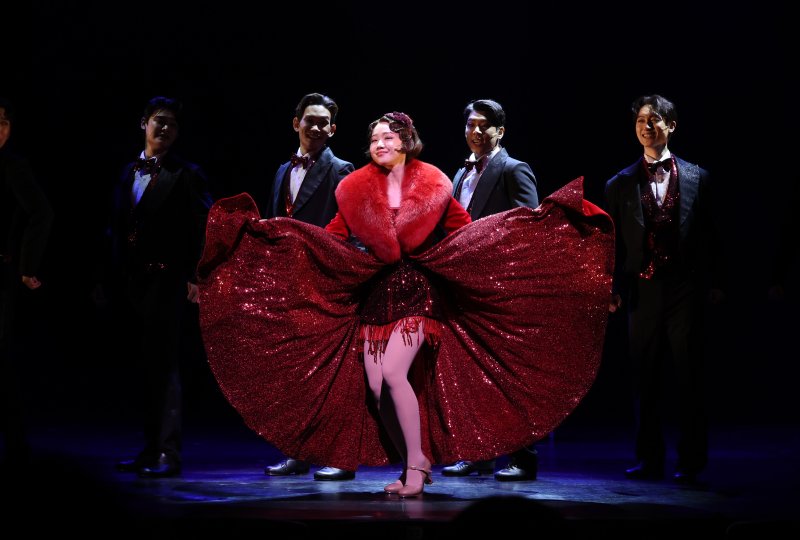 [서울=뉴시스] 배훈식 기자 = 뮤지컬 '브로드웨이 42번가' 프레스콜이 열린 24일 오후 서울 송파구 샤롯데씨어터에서 페기 소여 역의 최유정이 하이라이트 시연을 하고 있다. 2025.07.24. dahora83@newsis.com