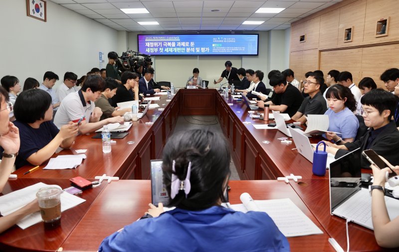 [바카라사이트 쿠폰=뉴시스] 김명년 기자 = 사진은 지난 7일 오전 바카라사이트 쿠폰 여의도 국회 의원회관에서 오기형, 최기상, 김영환 더불어민주당 의원과 차규근 조국혁신당 의원의 공동주최로 '재정위기 극복을 과제로 둔 새정부 첫 세제개편안 분석 및 평가 2025 세제개편안 긴급좌담회'가 열리고 있는 모습. 2025.08.07. kmn@newsis.com