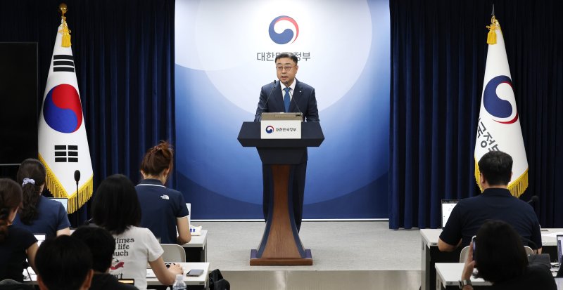 송상훈 과학기술정보통신부 정보통신정책실장이 4일 오후 서울 종로구 정부서울청사에서 '독자 AI 파운데이션 모델' 프로젝트 정예팀 선정 결과를 발표하고 있다2025.8.4/뉴스1 ⓒ News1 임세영 기자