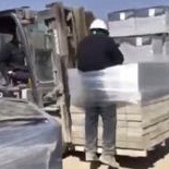 지게차에 묶어 이주노동자 학대한 가해자 입건, 과태료가... 반전