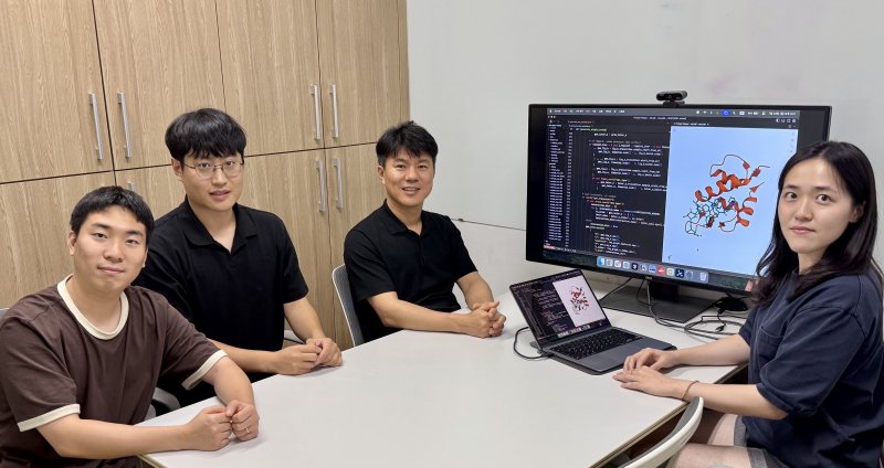(왼쪽부터) 정원호 석박사통합과정, 이중원 석박사통합과정, 김우연 교수, 서지수 석박사통합과정(사진=K바카라 사이트 디시ST 제공) *재판매 및 DB 금지