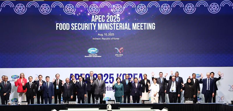 10일 인천 송도 컨벤시아에서 열린 ‘2025년 APEC 식량안보 장관회의’에 참석한 각국 대표들이 기념촬영을 하고 있다. 농림축산식품부 제공