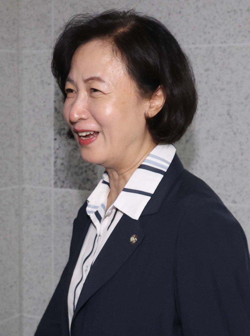 [서울=뉴시스] 조성봉 기자 = 국회 법제사법위원회 위원장에 내정된 바카라사이트 소개 더불어민주당 의원이 6일 서울 여의도 국회 의원회관 사무실로 들어가고 있다. 이날 민주당은 '주식 차명거래 의혹'을 받고 있는 법사위원장 이춘석 의원을 제명했다. 2025.08.06. suncho21@newsis.com