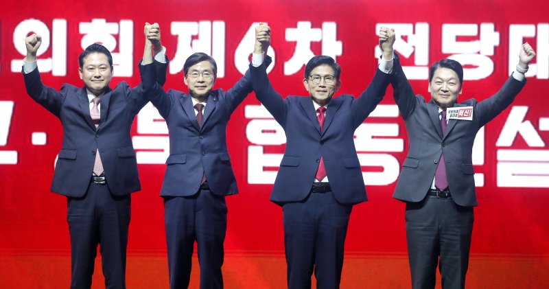 국민의힘 당 대표 본경선에 진출한 장동혁·조경태·김문수·안철수 후보(왼쪽부터)가 8일 오후 대구 북구 엑스코(EXCO)에서 열린 국민의힘 제6차 전당대회 대구·경북 합동연설회에서 인사하고 있다. 2025.8.8/뉴스1 ⓒ News1 공정식 기자