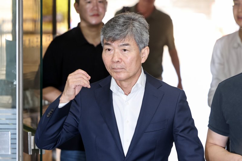 '도이치모터스 주가조작 사건' 당시 김건희 여사의 계좌를 관리한 것으로 알려진 이종호 전 블랙펄인베스트 대표가 5일 오전 서울 서초구 서울중앙지방법원에서 열린 영장실질심사에 출석하고 있다. 2025.8.5/바카라사이트 가입1 ⓒ News1 민경석 기자