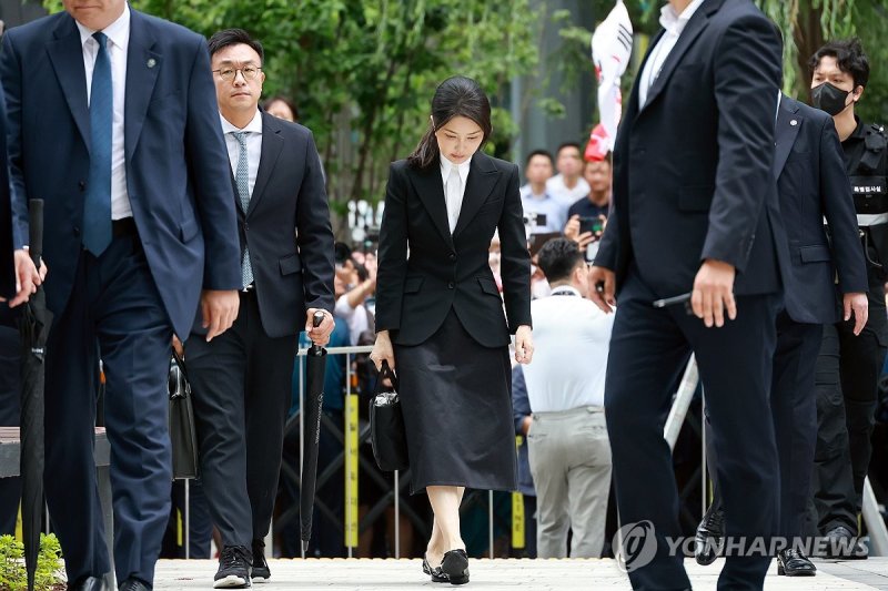 김건희, 피의자 신분으로 특검 출석 (출처=연합뉴스)