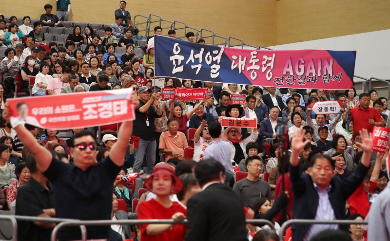 8일 오후 대구 북구 엑스코에서 열린 국민의힘 제6차 전당대회 대구·경북 합동연설회에 참석한 일부 당원들이 특정 후보를 지지하거나 '탄핵 찬성파(찬탄)'와 '탄핵 반대파(반탄)'로 나뉘어 "배신자＂ 등 구호를 외치고 있다. 2025.8.8/뉴스1 ⓒ News1 공정식 기자