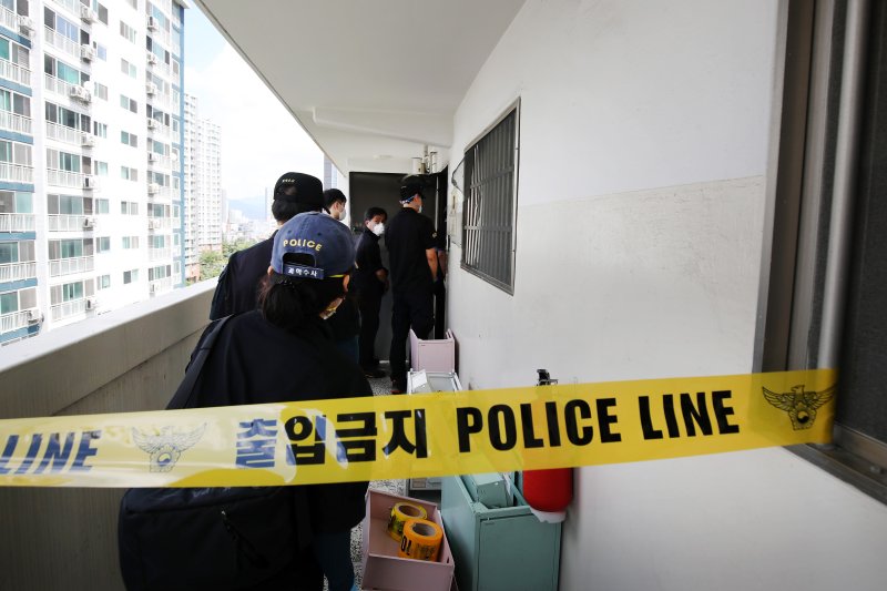 10일 오전 3시35분쯤 대구 동구의 한 아파트에서 방화로 추정되는 불이 나 일가족 3명이 숨졌다. 이날 오후 경찰이 아파트 주변을 통제한 뒤 현장감식을 진행했다. 2025.8.10/뉴스1 ⓒ News1 공정식 기자