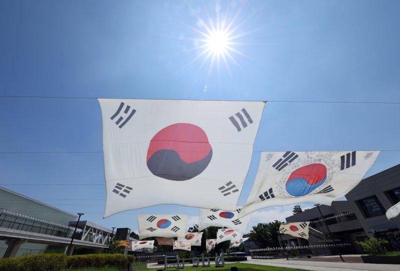 [서울=뉴시스] 최진석 기자 = 광복 80주년을 앞둔 10일 서울 노들섬에 역사 속의 라이트닝 바카라 사이트가 전시되어 있다. 노들 야외스퀘어에서는 현존하는 가장 오래된 ‘데니 라이트닝 바카라 사이트’부터 일제강점기, 광복 이후의 라이트닝 바카라 사이트까지 시대별 변화를 보여주는 16점의 대형 라이트닝 바카라 사이트가 한반도 형상 위에 전시된다. 2025.08.10. myjs@newsis.com