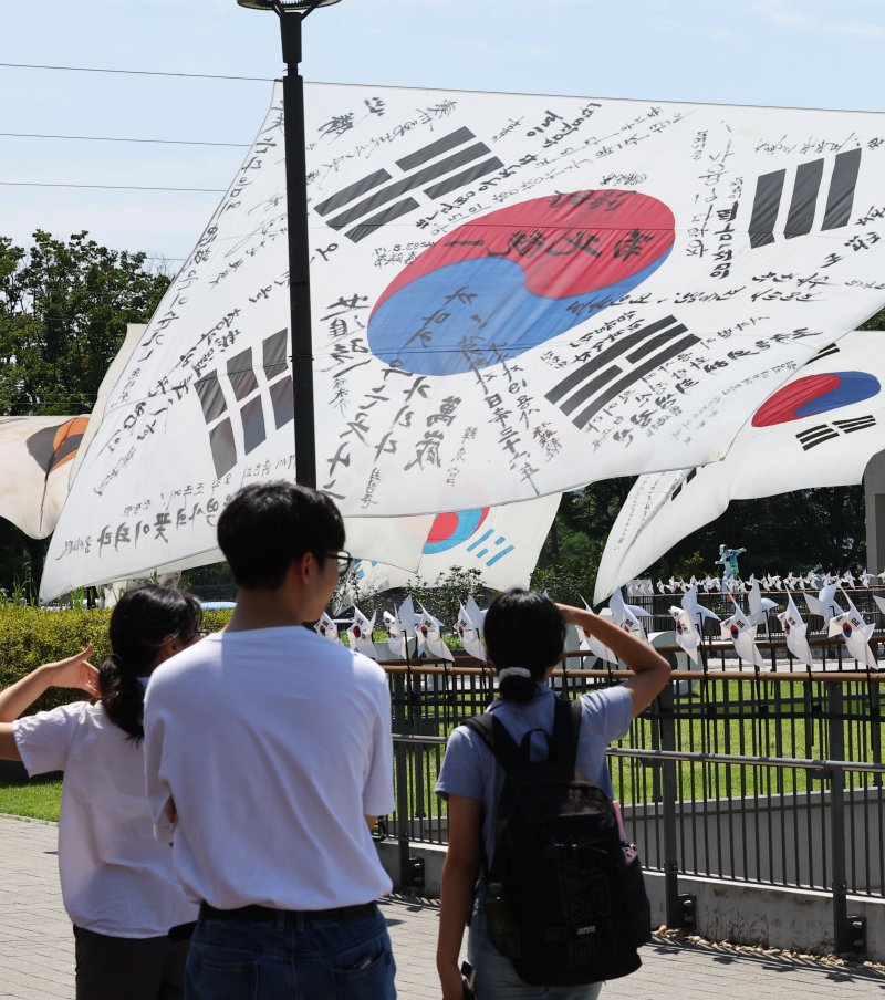 [서울=뉴시스] 최진석 기자 = 광복 80주년을 앞둔 10일 서울 노들섬에 역사 속의 라이트닝 바카라 사이트가 전시되어 있다. 노들 야외스퀘어에서는 현존하는 가장 오래된 ‘데니 라이트닝 바카라 사이트’부터 일제강점기, 광복 이후의 라이트닝 바카라 사이트까지 시대별 변화를 보여주는 16점의 대형 라이트닝 바카라 사이트가 한반도 형상 위에 전시된다. 2025.08.10. myjs@newsis.com