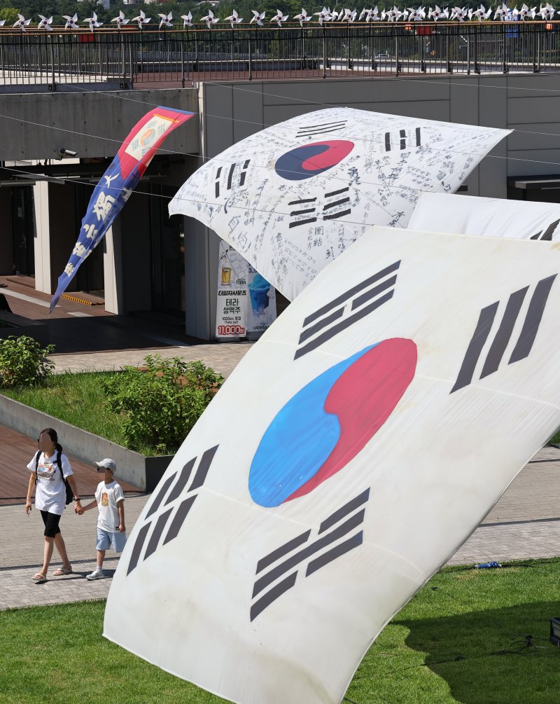 [서울=뉴시스] 최진석 기자 = 광복 80주년을 앞둔 10일 서울 노들섬에 역사 속의 라이트닝 바카라 사이트가 전시되어 있다. 노들 야외스퀘어에서는 현존하는 가장 오래된 ‘데니 라이트닝 바카라 사이트’부터 일제강점기, 광복 이후의 라이트닝 바카라 사이트까지 시대별 변화를 보여주는 16점의 대형 라이트닝 바카라 사이트가 한반도 형상 위에 전시된다. 2025.08.10. myjs@newsis.com