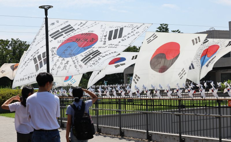 [서울=뉴시스] 최진석 기자 = 광복 80주년을 앞둔 10일 서울 노들섬에 역사 속의 라이트닝 바카라 사이트가 전시되어 있다. 노들 야외스퀘어에서는 현존하는 가장 오래된 ‘데니 라이트닝 바카라 사이트’부터 일제강점기, 광복 이후의 라이트닝 바카라 사이트까지 시대별 변화를 보여주는 16점의 대형 라이트닝 바카라 사이트가 한반도 형상 위에 전시된다. 2025.08.10. myjs@newsis.com