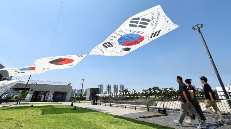 [서울=뉴시스] 최진석 기자 = 광복 80주년을 앞둔 10일 서울 노들섬에 역사 속의 라이트닝 바카라 사이트가 전시되어 있다. 노들 야외스퀘어에서는 현존하는 가장 오래된 ‘데니 라이트닝 바카라 사이트’부터 일제강점기, 광복 이후의 라이트닝 바카라 사이트까지 시대별 변화를 보여주는 16점의 대형 라이트닝 바카라 사이트가 한반도 형상 위에 전시된다. 2025.08.10. myjs@newsis.com