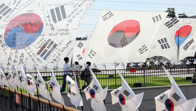 [서울=뉴시스] 최진석 기자 = 광복 80주년을 앞둔 10일 서울 노들섬에 역사 속의 라이트닝 바카라 사이트가 전시되어 있다. 노들 야외스퀘어에서는 현존하는 가장 오래된 ‘데니 라이트닝 바카라 사이트’부터 일제강점기, 광복 이후의 라이트닝 바카라 사이트까지 시대별 변화를 보여주는 16점의 대형 라이트닝 바카라 사이트가 한반도 형상 위에 전시된다. 2025.08.10. myjs@newsis.com